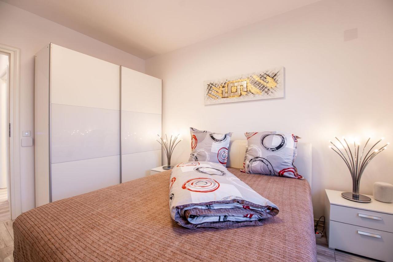 Luxury Westpark 2 Presidentialsuite With Lake View W4 Bukarest Eksteriør billede